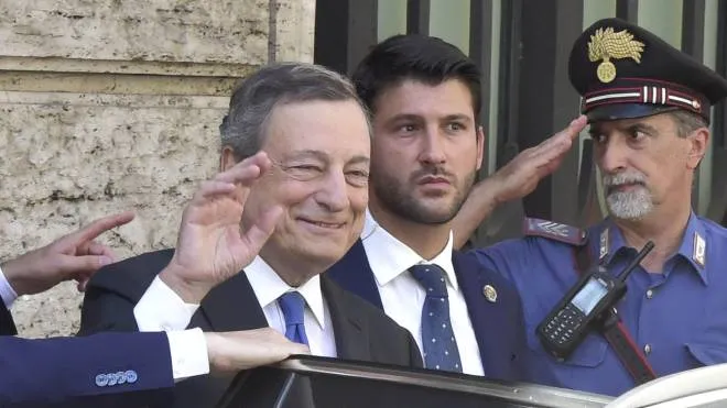 Mario Draghi, 74 anni, lascia Palazzo Madama e saluta i fotografi con un sorriso beffardo mentre in Senato sta parlando Stefano Candiani della Lega Nord