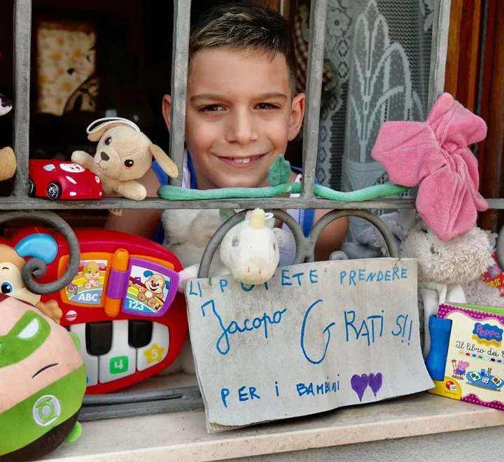 Jacopo Amberti, un bimbo di 9 anni di Firenze, ha lanciato l’idea delle finestre su cui mettere i giochi da condividere gratis