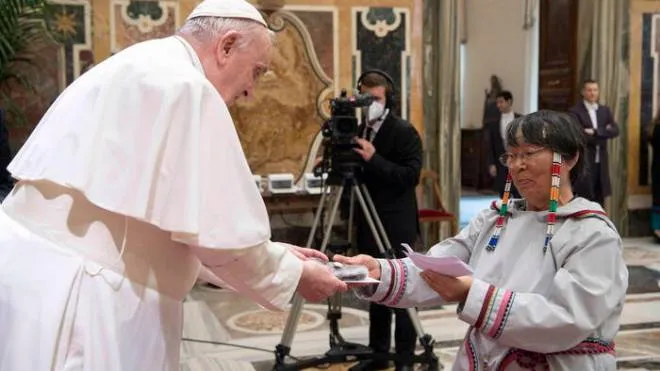 epa09863624 A handout picture provided by the Vatican Media shows Pope Francis receiving a delegation of the Indigenous Peoples of Canada, in Vatican City, Vatican, 01 April 2022. Pope Francis on the day apologised to representatives of Canadian Indigenous peoples for the suffering they endured in Catholic residential schools in the North American country.  EPA/VATICAN MEDIA HANDOUT  HANDOUT EDITORIAL USE ONLY/NO SALES