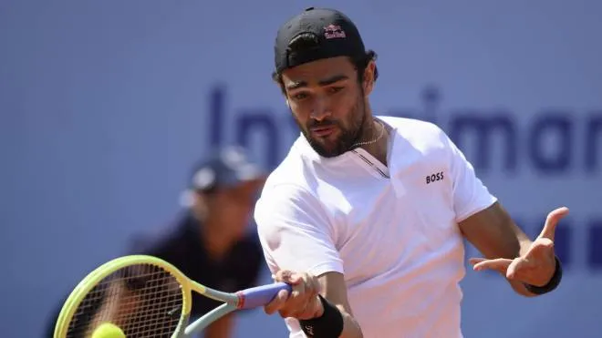 epa10087504 Matteo Berrettini of Italy plays a forehand during the semifinal match against  Dominic Thiem of Austria at the Swiss Open tennis tournament in Gstaad, Switzerland, 23 July 2022.  EPA/ANTHONY ANEX
