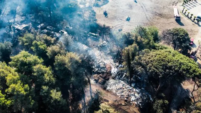 Il camping della tenuta Chigi bruciato dalle fiamme a causa dell'incendio di ieri nella pineta ripreso dal drone a Castel Fusano a Roma, 23 luglio 2022. ANSA/EMANUELE VALERI