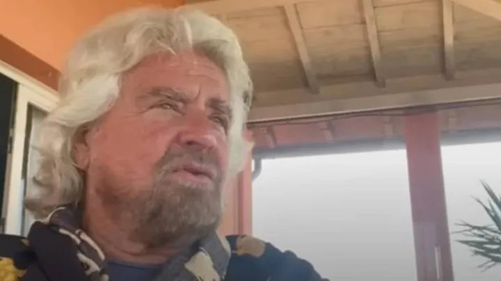 Beppe Grillo, 74 anni, nel corso del suo intervento di ieri dalla villa sulla spiaggia a Marina di Bibbona