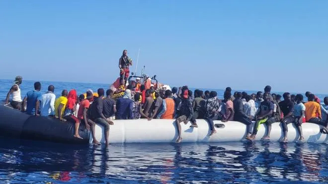 #OceanViking durante le operazioni di soccorso ad un gommone stracarico in acque internaz. al largo della #Libia, Roma, 24 Luglio 2022. 87persone, tra cui 57 minori non accompagnati, sono state soccorse. Nessuna aveva un giubbotto di salvataggio.  TWITTER/SOSMEDITALIA

+++ATTENZIONE LA FOTO NON PUO' ESSERE PUBBLICATA O RIPRODOTTA SENZA L'AUTORIZZAZIONE DELLA FONTE DI ORIGINE CUI SI RINVIA+++ +++NO SALES; NO ARCHIVE; EDITORIAL USE ONLY+++