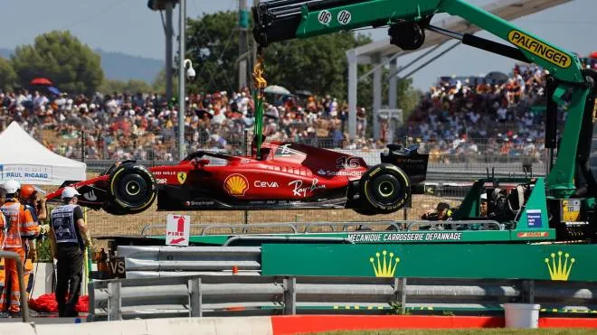 epa10089655 Stewards remove the racing car of Monaco's Formula One driver Charles Leclerc of Scuderia Ferrari during the Formula One Grand Prix of France at the Circuit Paul Ricard in Le Castellet, France, 24 July 2022.  EPA/ERIC GAILLARD / POOL