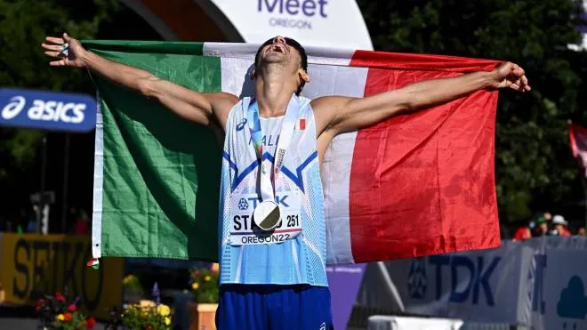 Italy's Massimo Stano celebrates after winning competes the men's 35km race walk final during the World Athletics Championships in Eugene, Oregon on July 24, 2022. (Photo by Jim WATSON / AFP)