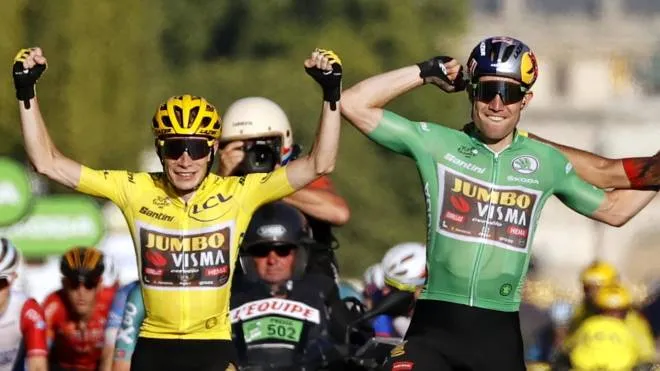 epa10089975 The Yellow Jersey Danish rider Jonas Vingegaard (L) of Jumbo Visma and his teammate the Green Jersey Belgium rider Wout Van Aert celebrate as they cross the finish line of the 21st stage of the Tour de France 2022 over 115.6km from Paris La Defense in the Paris suburb of Nanterre to the Champs-Elysees in Paris, France, 24 July 2022.  EPA/GUILLAUME HORCAJUELO