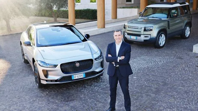 NEL SETTORE DA 25 ANNI Marco Santucci, Chief Executive Officer di Jaguar Land Rover Italia. Arrivato in azienda nel 2010, ha guidato il brand Jaguar e poi la Direzione Generale Sales Operations di entrambi i marchi. Nel 201 6 ha assunto un incarico straordinario in Cina