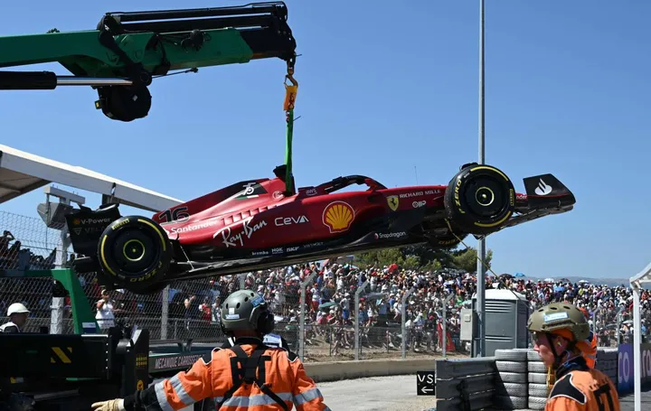 La Ferrari di Charles Leclerc portata via dal carro attrezzi dopo l’errore di guida che è costato la vittoria al monegasco, quando stava controllando la gara