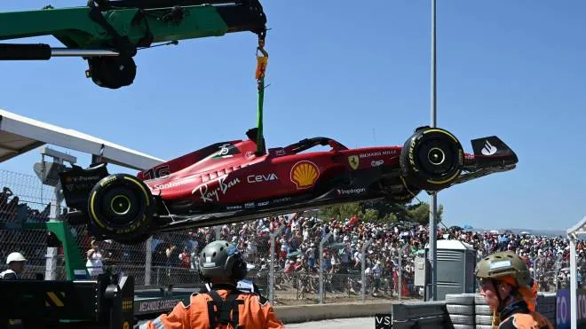 La Ferrari di Charles Leclerc portata via dal carro attrezzi dopo l’errore di guida che è costato la vittoria al monegasco, quando stava controllando la gara