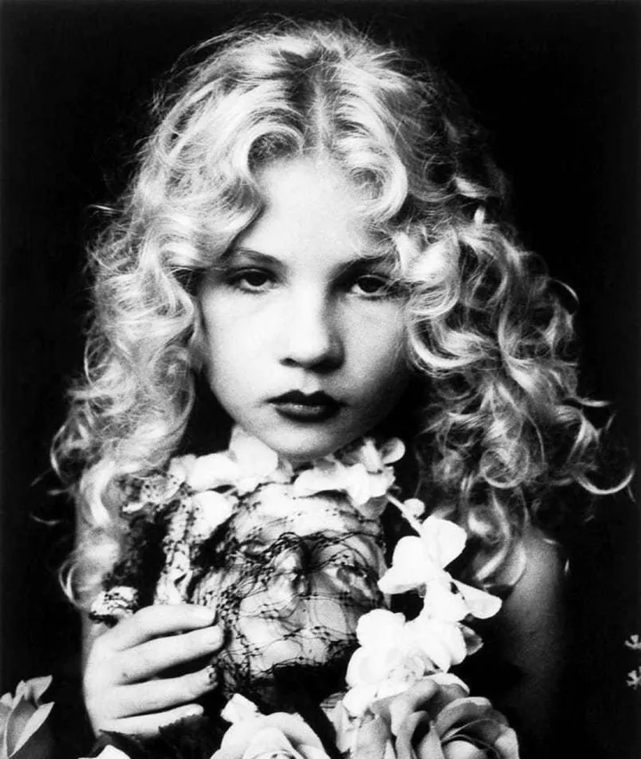 Eva Ionesco bambina fotografata dalla madre Irina: nel 2012 la figlia l’ha denunciata