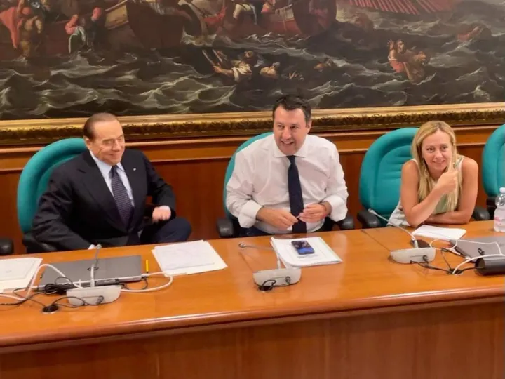 I tre leader del centrodestra durante il vertice di ieri a Montecitorio: Silvio Berlusconi, 85 anni, Matteo Salvini, 49, e Giorgia Meloni, 45