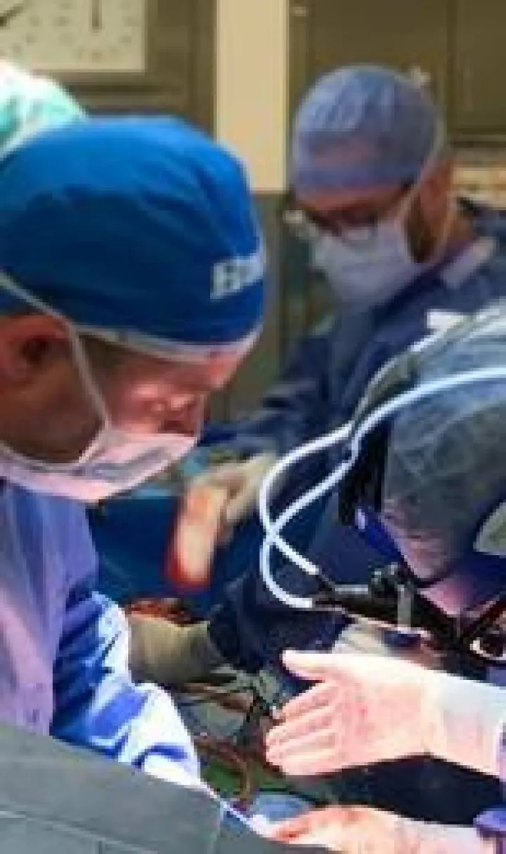 Chirurghi in sala operatoria impegnati in un trapianto