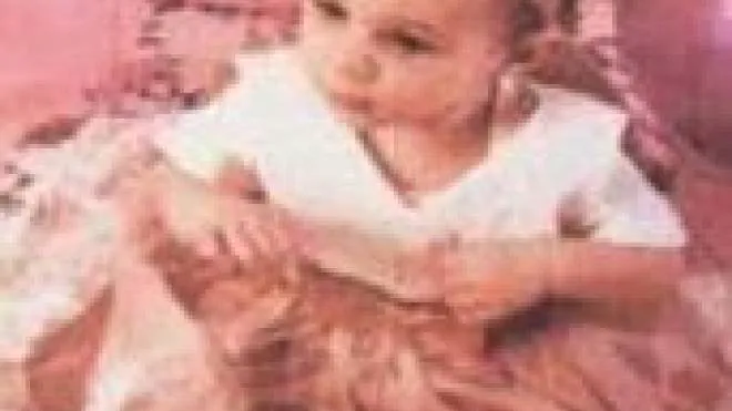 Diana, la bimba di 18 mesi lasciata sola dalla madre e morta di stenti una settimana fa Oggi il funerale a San Giuliano Milanese