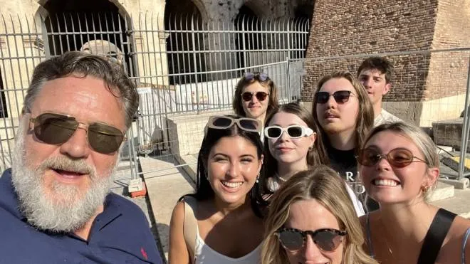 Russel Crowe con i familiari davanti al Colosseo, dal profilo Twitter dell'attore