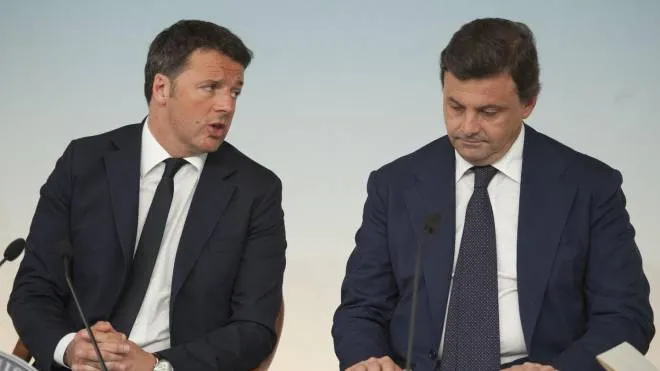 Il presidente del Consiglio Matteo Renzi (s) e il ministro dello Sviluppo economico Carlo Calenda, durante la conferenza stampa al termine del Consiglio dei Ministri a Palazzo Chigi, Roma, 10 maggio 2016. ANSA/GIORGIO ONORATI