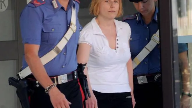 Sara Corcione, 38 anni, portata via dai carabinieri: è accusata di aver ucciso la madre