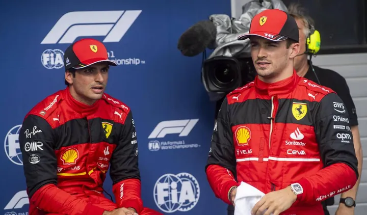 Carlos Sainz, 27 anni, con Charles Leclerc: lo spagnolo ha vinto quest’anno il suo primo e finora unico Gran Premio a Silverstone, oggi partirà di fianco a Russell