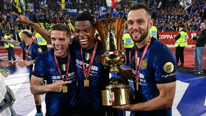 I giocatori dell'Inter con la Coppa Italia 2021/22