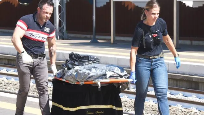 Le forze dell’ordine al lavoro nella stazione di Riccione. Recuperare i corpi delle due ragazze è stata un’operazione complessa