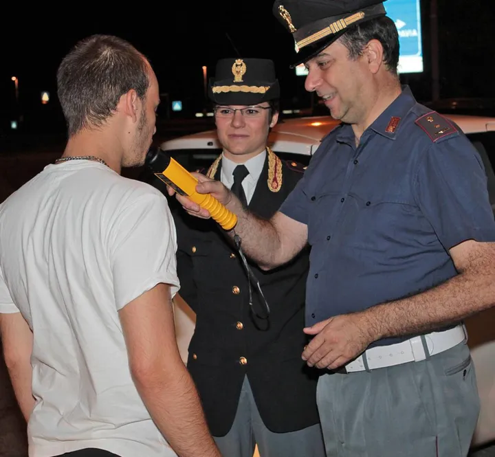 Un carabiniere esegue un controllo all’uscita di un locale del tasso alcolemico