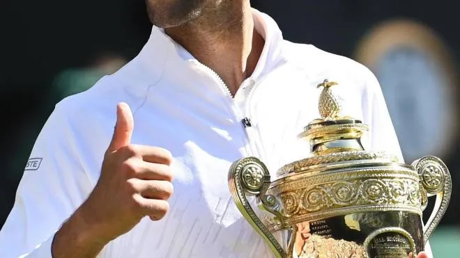 Novak Djokovic, serbo di 35 anni, ha vinto Wimbledon per la settima volta