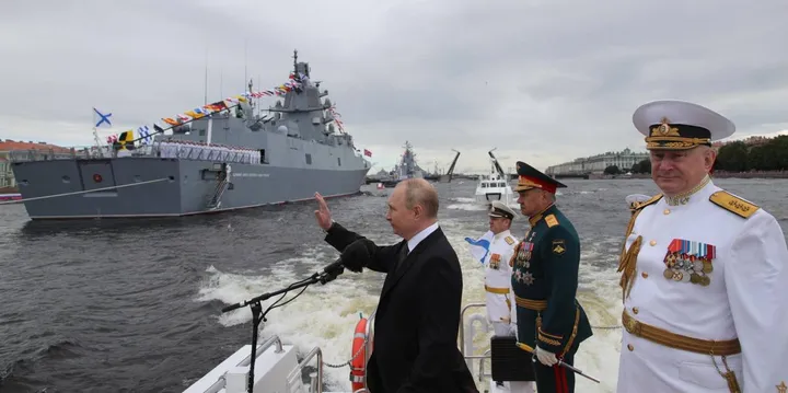 Il presidente Vladimir Putin, 69 anni, alla parata della marina militare russa s San Pietroburgo