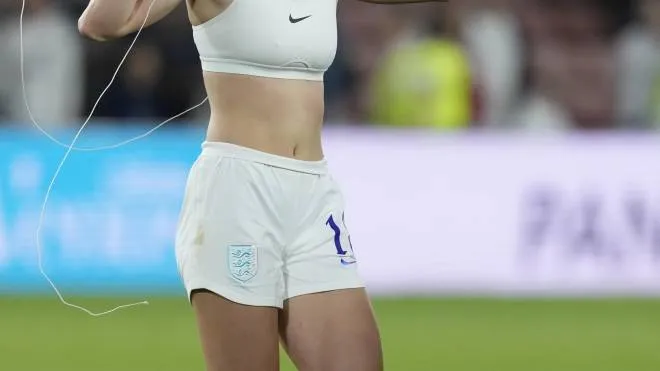 Chloe Kelly del Manchester City e dell’Inghilterra festeggia togliendosi la maglia il gol decisivo nella finale del campionato europeo contro la Germania