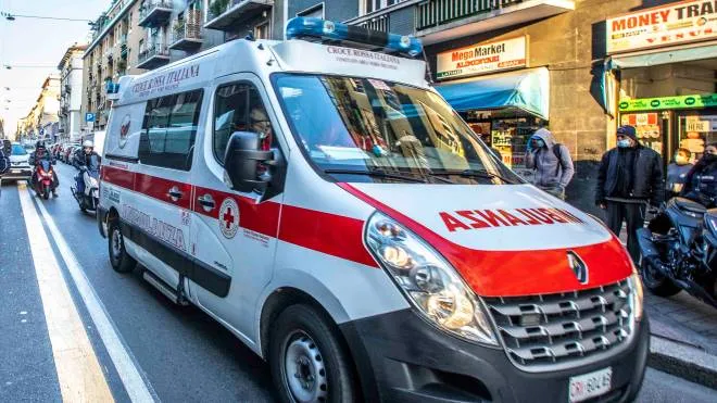 Un'ambulanza sfreccia davanti all'Azienda Ospedaliera Universitaria Integrata, Borgo Trento, Verona. 21 ottobre 2020. ANSA/CLAUDIO MARTINELLI