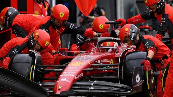 Il box Ferrari alle prese con il cambio gomme: una scelta fatta in base ai dati raccolti tra Maranello e la pista
