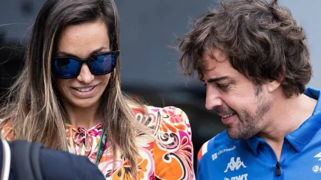 Fernando Alonso domenica a Budapest con la sua compagna, la giornalista austriaca Andrea Schlager