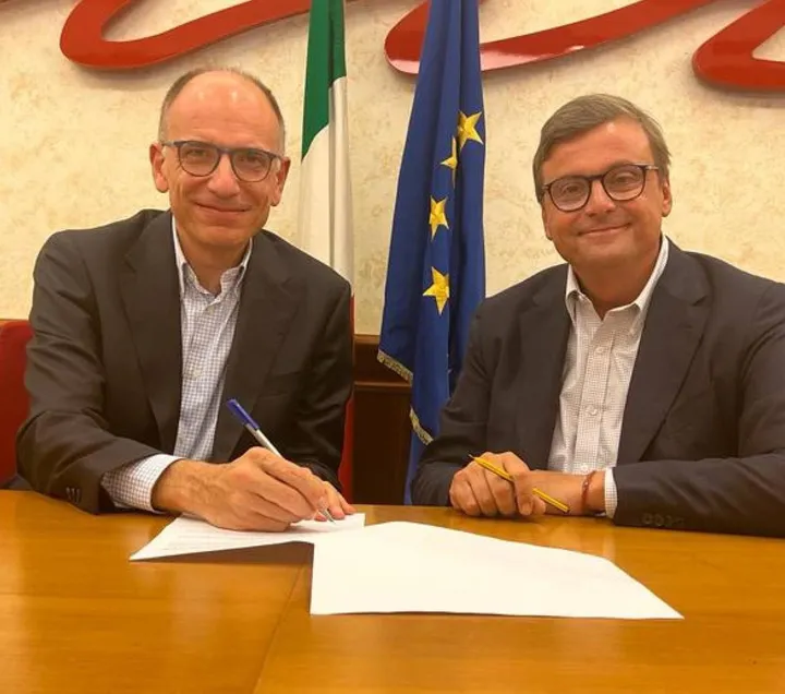 Enrico Letta e Carlo Calenda firmano l’accordo per l’alleanza tra Pd e Azione