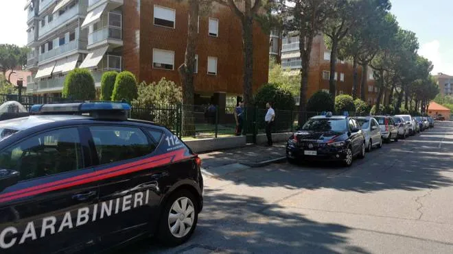 Un anziano di 73 anni ha ucciso la moglie, 74 anni, a bastonate a Venaria (Torino). Il fatto, secondo le prime informazioni, sarebbe accaduto in seguito a una lite e sono stati i vicini di casa della coppia di pensionati a dare l'allarme. Sul posto sono accorsi i sanitari, che non hanno potuto fare altro che constatare il decesso della donna, e i carabinieri per accertare la dinamica dell'accaduto.
ANSA/ALESSANDRO PREVIATI