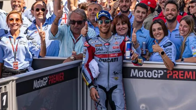 Enea Bastianini festeggia con il team Gresini, alle sue spalle Nadia Padovani che porta avanti il team nel nome del marito Fausto