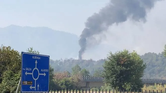 Un'immagine dell'incendio a Villanova d'Albenga (Savona), 08 agosto 2022.
ANSA/ ANDREA CHIOVELLI (NPK)
