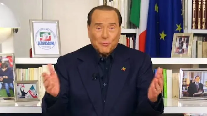 "Una pillola al giorno leva il medico di torno. Una pillola al giorno del nostro programma dovrebbe levare di torno i signori della sinistra. La pillola sono le tasse. Quando saremo al governo applicheremo una flat tax al 23%, per tutti, famiglie e imprese, per alleggerire l'oppressione fiscale, per combattere davvero l'evasione, per aumentare le entrate dello Stato". Lo afferma il Presidente di Forza Italia, Silvio Berlusconi, in un breve video messaggio diffuso sui social.
FACEBOOK SILVIO BERLUSCONI
+++ ATTENZIONE LA FOTO NON PUO' ESSERE PUBBLICATA O RIPRODOTTA SENZA L'AUTORIZZAZIONE DELLA FONTE DI ORIGINE CUI SI RINVIA+++