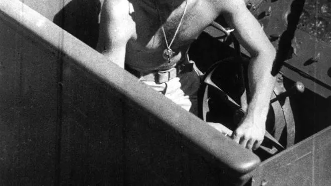 Il luogotenente Jfk, 26 anni, a bordo della PT-109 nel Pacifico, nel 1943