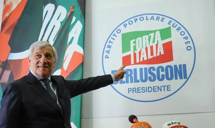 Il coordinatore azzurro Antonio Tajani, 69. anni, e il simbolo rinnovato di Forza Italia