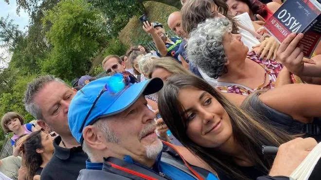 Vasco Rossi, 70 anni, fuori dalla sua casa di Zocca (Modena) attorniato dai fan per selfie e autografi