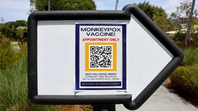 (FILES) In this file photo taken on August 3, 2022 a sign directs people toward a pop-up monkeypox vaccination clinic opened today by the Los Angeles County Department of Public Health at the West Hollywood Library in West Hollywood, California. - The United States on August 4, 2022 declared monkeypox a public health emergency, a move that should free up funds, assist in data gathering and deploy additional personnel in the fight against the disease. (Photo by MARIO TAMA / GETTY IMAGES NORTH AMERICA / AFP)