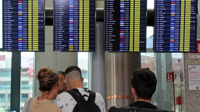 Terminal pieni di turisti in partenza per le vacanze all'aeroporto di Fiumicino in questo primo fine settimana di agosto, con i voli di linea che attualmente risultano regolarmente operativi, 06 agosto 2022.
ANSA/TELENEWS