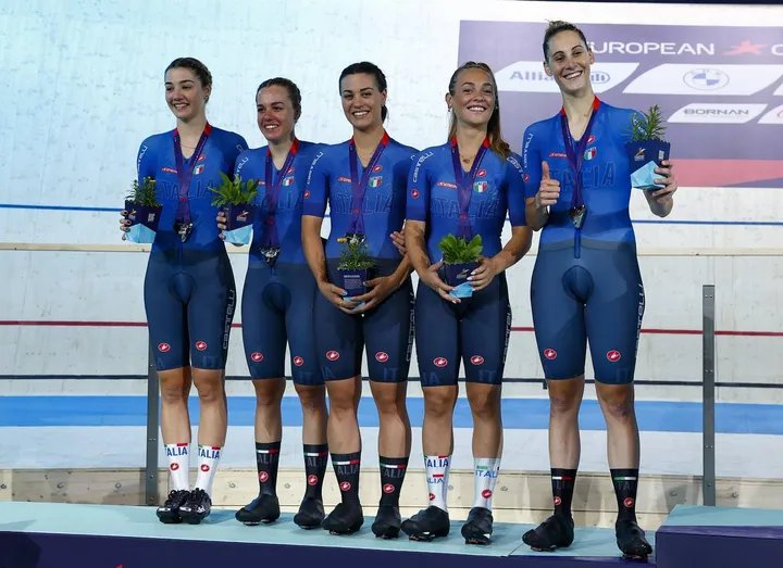 Il quartetto azzurro festeggia sul podio la medaglia d’argento conquistata nell’inseguimento agli Europei di Monaco