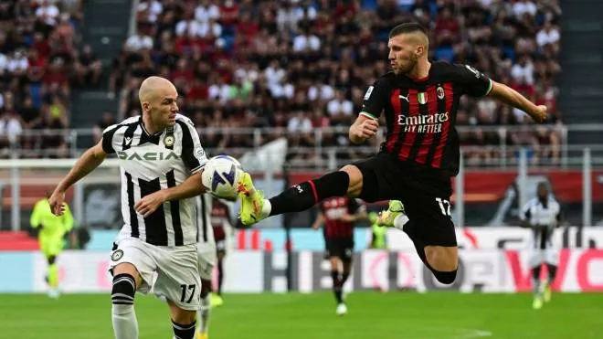 AC Milan's Croatian forward Ante Rebic (R) vies with Udinese's Dutch defender Bram Nuytinck during the Italian Serie A football match between AC Milan and Udinese on August 13, 2022 at the San Siro stadium in Milan. (Photo by MIGUEL MEDINA / AFP)