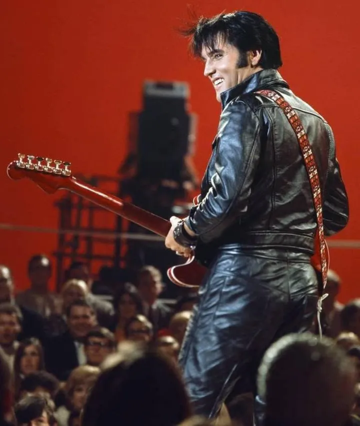 Elvis nel celebre “68 Comeback Special”: Presley morì il 16 agosto 1977, a 42 anni