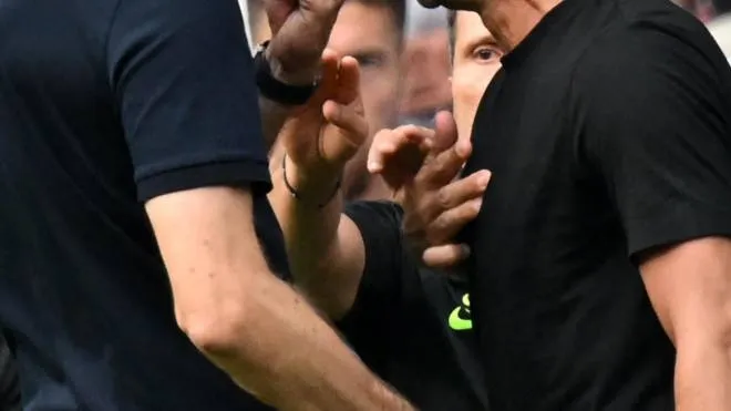 La discussione a fine partita tra il tecnico del Chelsea Tuchel e Antonio Conte, allenatore del Tottenham