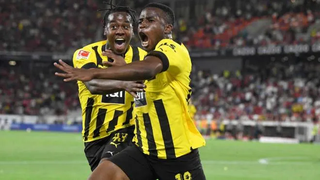 TOPSHOT - Dortmund's English forward Jamie Bynoe-Gittens (L) and Dortmund's German forward Youssoufa Moukoko celebrate the 1-3 during the German first division Bundesliga football match between SC Freiburg and Borussia Dortmund in Freiburg im Breisgau, southwestern Germany on August 12, 2022. (Photo by THOMAS KIENZLE / AFP) / DFL REGULATIONS PROHIBIT ANY USE OF PHOTOGRAPHS AS IMAGE SEQUENCES AND/OR QUASI-VIDEO