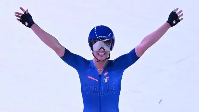 epa10122798 Italy's Rachele Barbieri celebrates after winning winning the  women's track cycling omnium points 20km race final of the Track Cycling events at the European Championships Munich 2022 in Munich, Germany, 15 August 2022.  EPA/FILIP SINGER