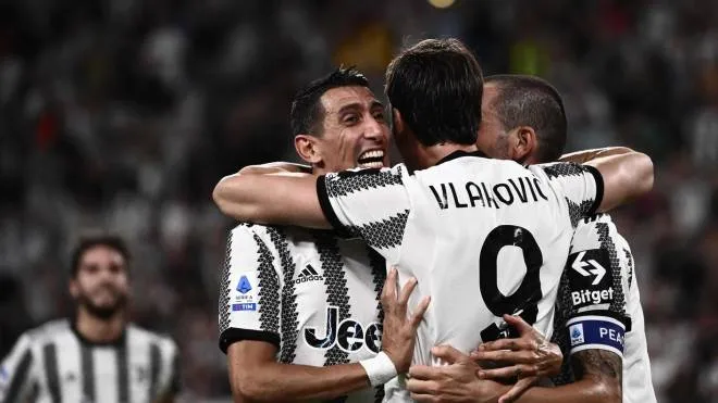 Juventus' Serbian forward Dusan Vlahovic (R) celebrates with Juventus' Argentinian forward Angel Di Maria after scoring a penalty during the Italian Serie A football match between Juventus and Sassuolo on August 15, 2022 at the Juventus stadium in Turin. (Photo by Marco BERTORELLO / AFP)