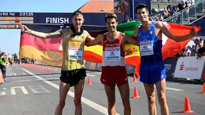 (L-R) Second placed Germany's Christopher Linke, winner Spain's Miguel Angel Lopez and third placed Italy's Matteo Giupponi pose after the men's 35km Race Walk at the European Athletics Championships in Munich, southern Germany on August 16, 2022. (Photo by Tobias SCHWARZ / AFP)