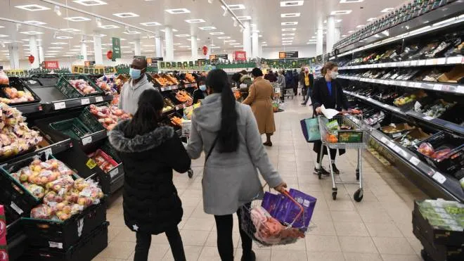 epa08899472 Shoppers in a supermarket amid concerns over food supply after freight lorries cannot cross by sea or through the Eurotunnel and the Port of Dover has closed to outbound traffic in London, Britain, 22 December 2020. France has become the latest country to ban air and rail travel from the UK following news of the new variant Covid-19 that has spread rapidly across London and south-east England.  EPA/FACUNDO ARRIZABALAGA