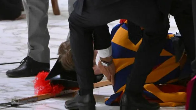 A Swiss guard falls on the ground during Pope Francis�  weekly general audience in Paolo VI Hall at the Vatican, 17 August 2022.   ANSA/MAURIZIO BRAMBATTI